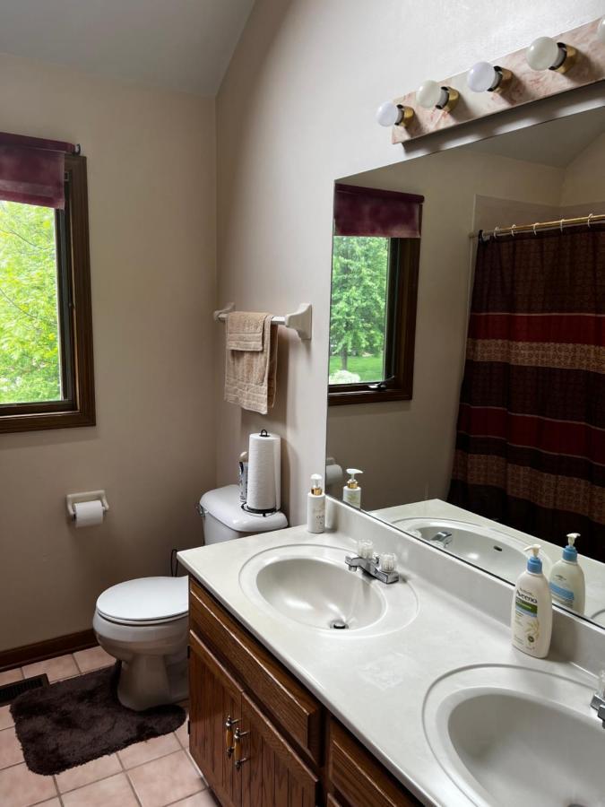 Quiet And Spacious Room1 Homestay Bolingbrook
